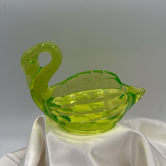 Viking Uranium Glass Swan Dish - Picture 3 of 5